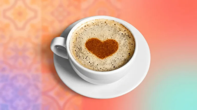 Secangkir kopi hangat di atas meja kayu dengan latar belakang biji kopi berserakan, cocok untuk meningkatkan daya ingat.