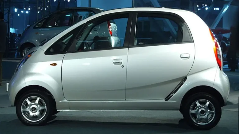 Mobil mikro Tata Nano empat pintu berwarna perak dalam pameran otomotif.