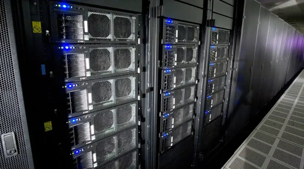 Rak server superkomputer IBM Roadrunner dengan deretan unit pemrosesan yang tersusun rapi dalam ruang pusat data yang luas.
