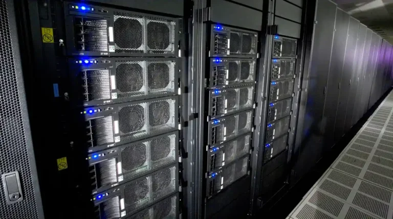 Rak server superkomputer IBM Roadrunner dengan deretan unit pemrosesan yang tersusun rapi dalam ruang pusat data yang luas.