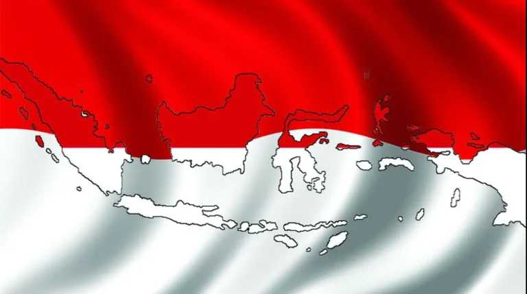 Ilustrasi peta wilayah kepulauan Indonesia dengan latar belakang bendera Merah Putih yang berkibar.
