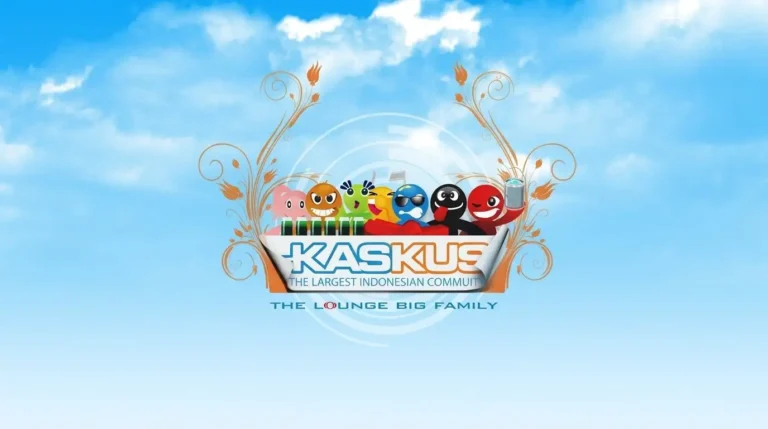 Wallpaper Kaskus dengan logo The Largest Indonesian Community dan karakter emoticon ikonik berlatar belakang langit biru, dari file wallpaper-kaskus.webp