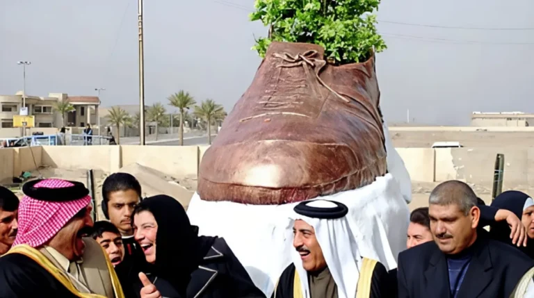 Monumen sepatu raksasa di Irak yang dibangun untuk mengenang aksi protes jurnalis Muntadhar al-Zaidi, dengan tanaman tumbuh di dalamnya.