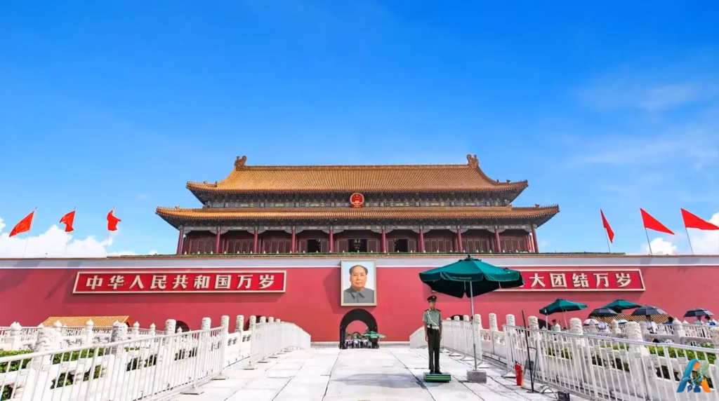 Gerbang Tiananmen yang ikonik dengan dinding merah dan atap emas di Beijing, Tiongkok, di bawah langit biru yang cerah dan jernih.
