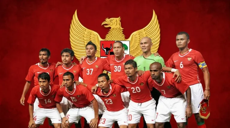 Foto timnas sepak bola Indonesia dengan seragam merah putih berlatar belakang lambang negara Garuda Pancasila untuk semangat nasionalisme.
