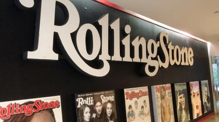 Etalase majalah Rolling Stone Indonesia menampilkan deretan sampul edisi cetak di bawah papan nama besar