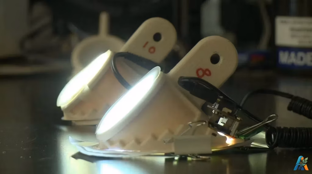 Prototipe lampu LED hemat energi dan bebas merkuri yang sedang menyala terang di atas meja kerja laboratorium untuk pengujian teknologi pencahayaan.