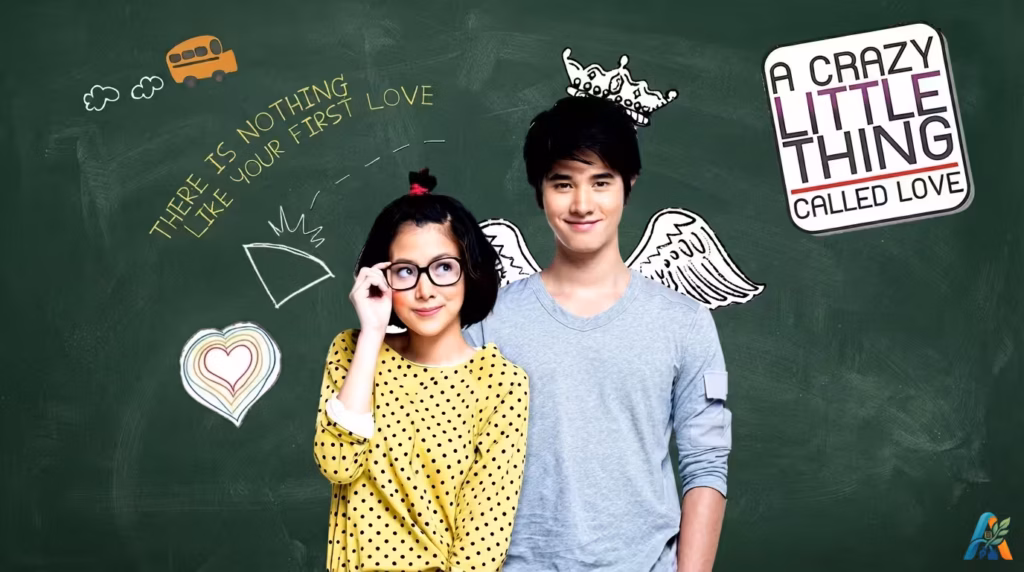 Poster film Thailand "A Crazy Little Thing Called Love" menampilkan dua pemeran utama di depan papan tulis hijau dengan doodle dan teks