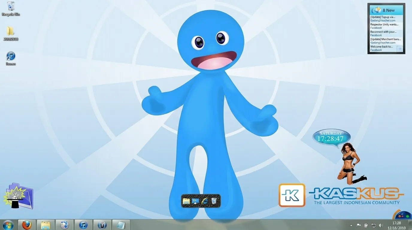 Tampilan desktop komputer Windows 7 dengan wallpaper karakter kartun biru, ikon Kaskus, dan widget informasi, mencerminkan estetika digital tahun 2010.