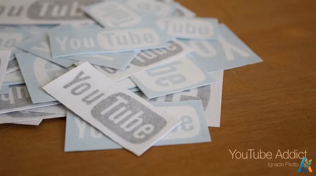 Merchandise stiker YouTube Addict buatan Ignacio Pilotto tahun 2009 untuk koleksi vlogger