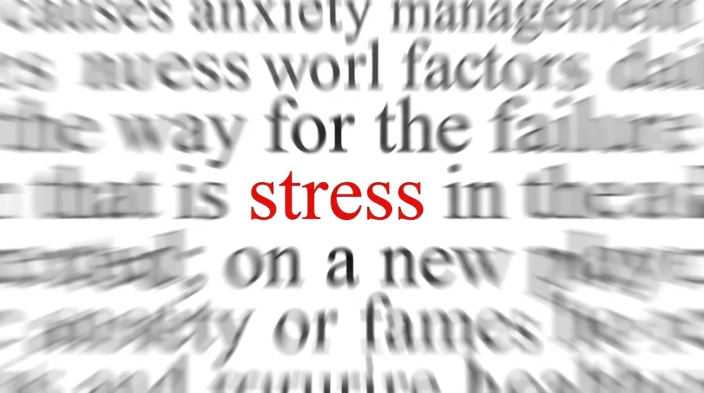 Kata stress berwarna merah di antara tulisan koran yang buram dan pusing untuk artikel cara menguji tingkat stress