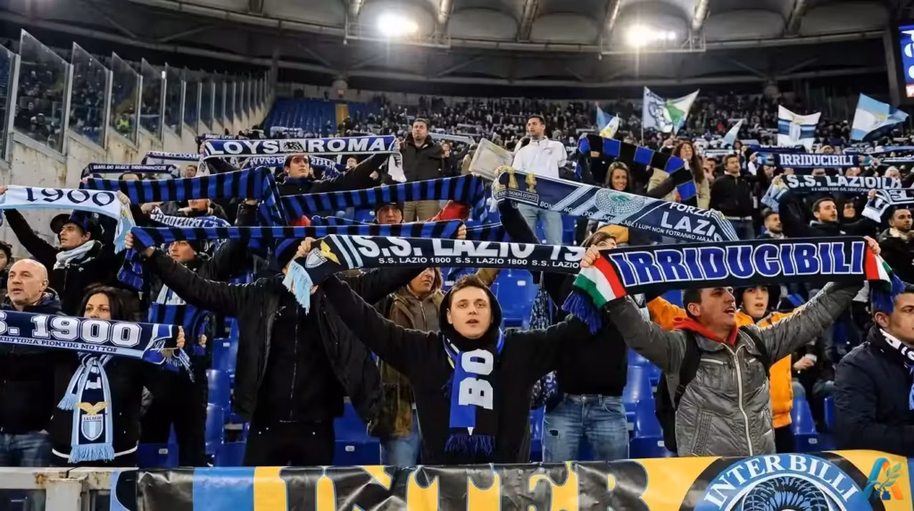 Suporter Lazio dan Inter Milan menunjukkan persahabatan (gemellaggio) dengan membentangkan syal klub bersama di stadion dalam atmosfer yang hangat.
