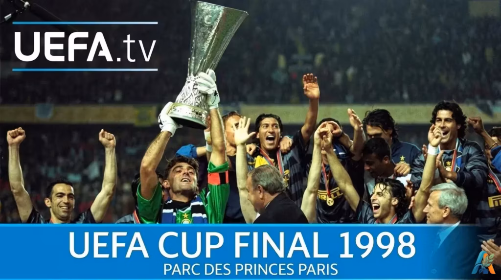 Skuad Inter Milan merayakan kemenangan mengangkat trofi UEFA Cup 1998 setelah mengalahkan Lazio di final yang berlangsung di Parc des Princes, Paris.