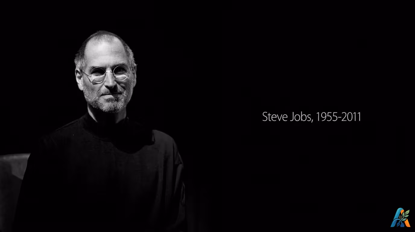 Foto hitam putih Steve Jobs mengenakan pakaian turtleneck hitam dengan teks kenangan Steve Jobs 1955-2011