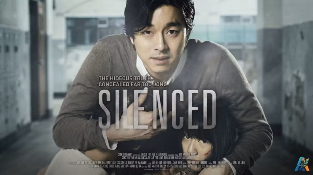 Poster film Korea Silenced (Dogani) menampilkan Gong Yoo memeluk dua anak dengan ekspresi sedih di latar belakang sekolah