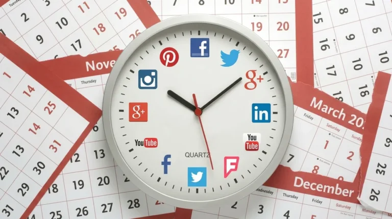 Jam dinding berisi logo aplikasi sosial dengan latar belakang kalender untuk artikel waktu terbaik untuk posting media sosial