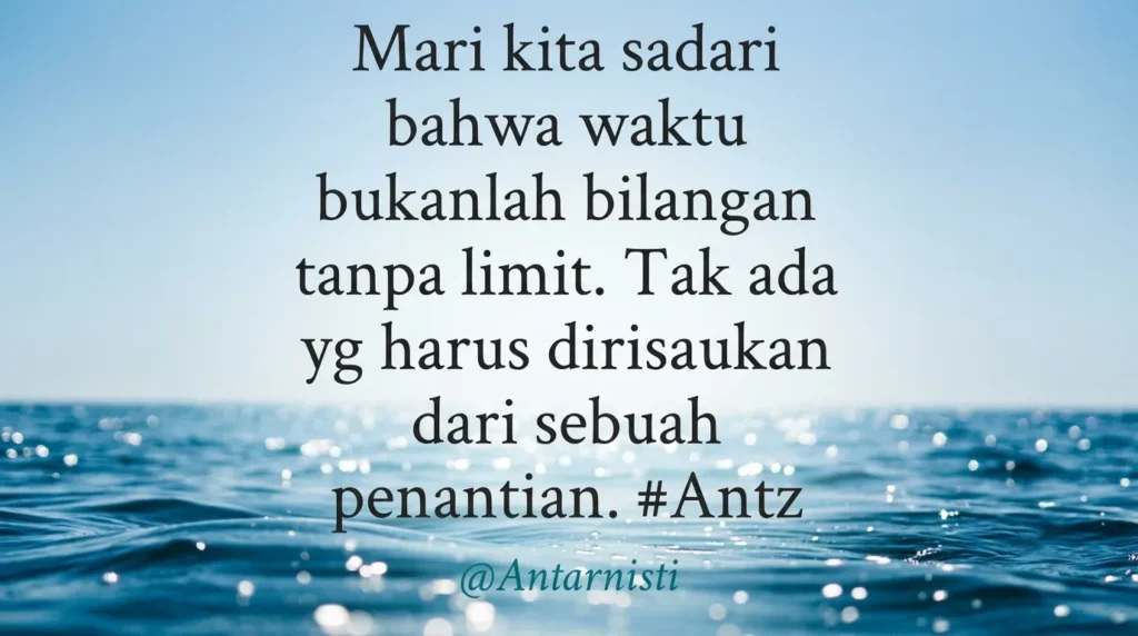 Kutipan filosofis tentang waktu dan penantian karya Antarnisti, dengan latar belakang pemandangan laut biru yang tenang dan luas.