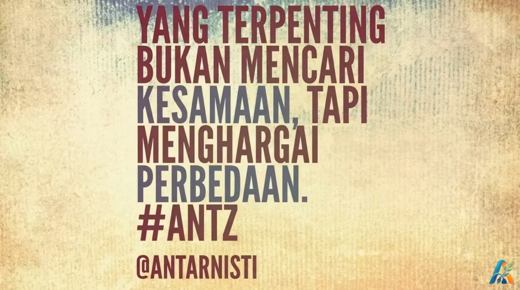 Kutipan motivasi tentang toleransi dan menghargai perbedaan dengan desain tipografi elegan di atas latar belakang bertekstur kertas tua yang artistik.