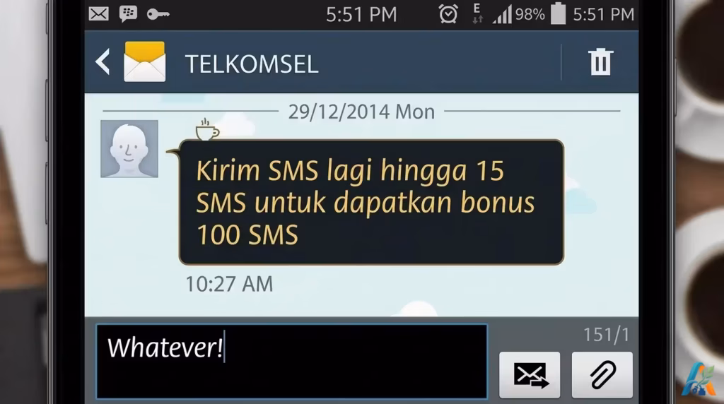 Tangkapan layar tablet menampilkan percakapan SMS promosi dari Telkomsel dengan balasan pengguna yang acuh tak acuh.