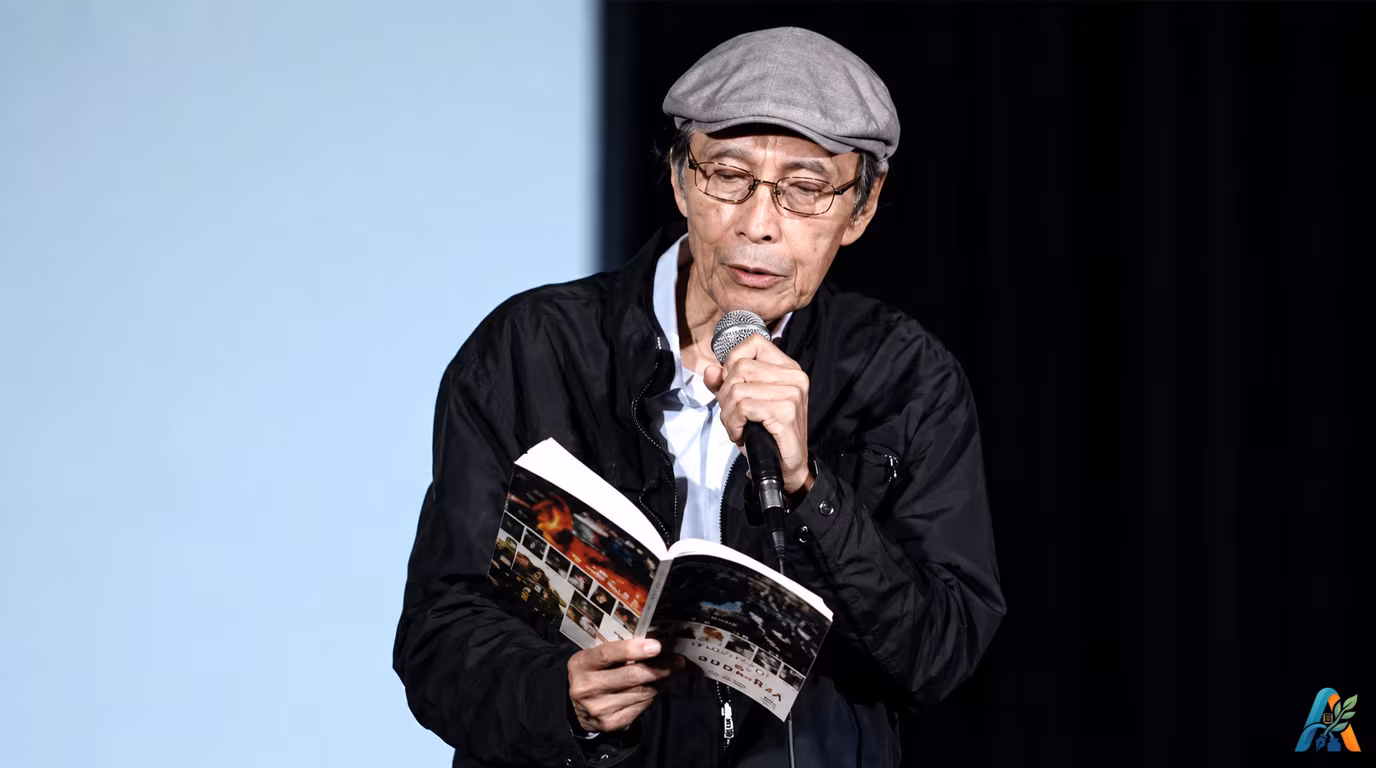 Sapardi Djoko Damono memegang buku dan mikrofon saat membacakan puisi Hujan Bulan Juni.