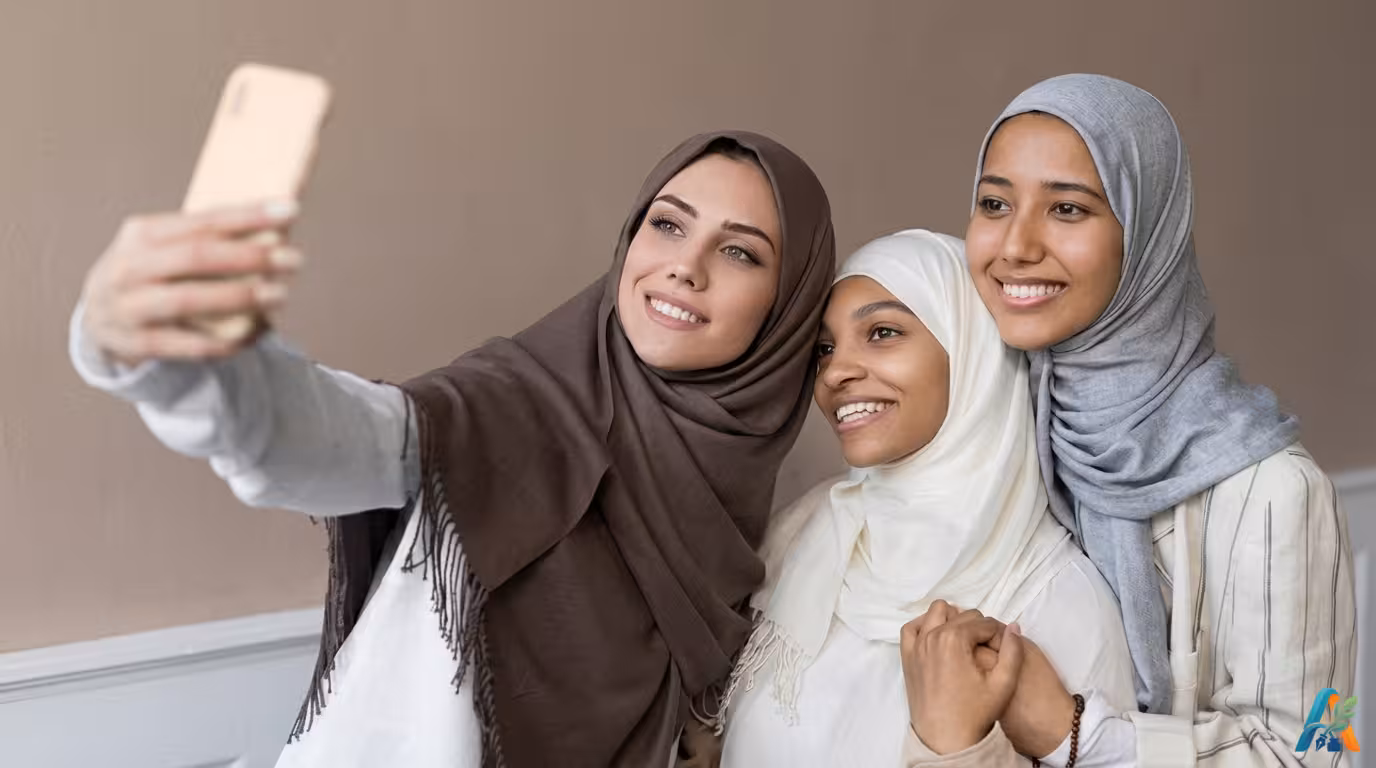 Tiga wanita muda berhijab tersenyum ceria saat melakukan swafoto bersama dalam suasana kasual
