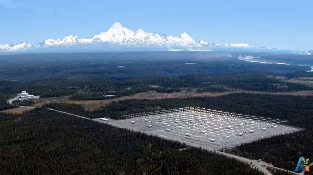 Pemandangan udara fasilitas riset ionosfer HAARP di Gakona, Alaska, dengan latar belakang pegunungan bersalju