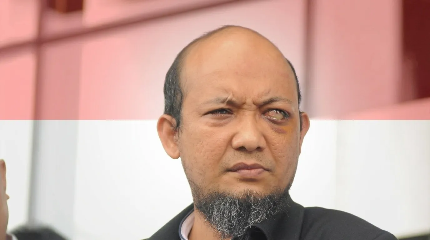 Potret Novel Baswedan dengan latar belakang nuansa merah putih. Sosok mantan penyidik KPK yang dikenal luas oleh publik terkait berbagai peristiwa.