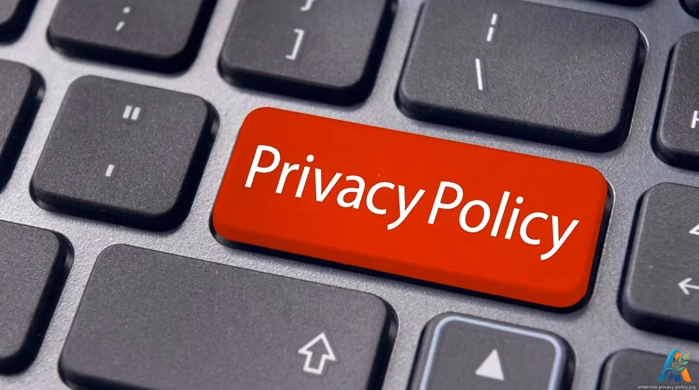 Sebuah close-up keyboard laptop hitam, menampilkan tombol 'Privacy Policy' berwarna merah cerah di tengah sebagai titik fokus yang menonjol.