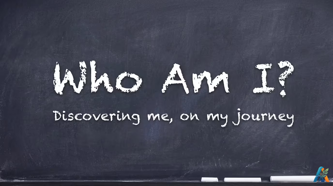 Tulisan kapur putih pada papan tulis hitam yang bertuliskan "Who Am I? Discovering me, on my journey", sebagai ilustrasi konsep pencarian jati diri