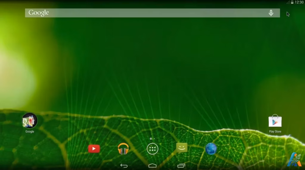 Tampilan layar utama sistem operasi Android pada perangkat desktop dengan latar belakang daun hijau dan bar pencarian Google.