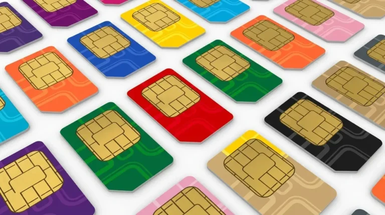 Deretan kartu SIM berwarna-warni dengan chip emas yang tersusun rapi, melambangkan teknologi telekomunikasi dan konektivitas seluler modern.