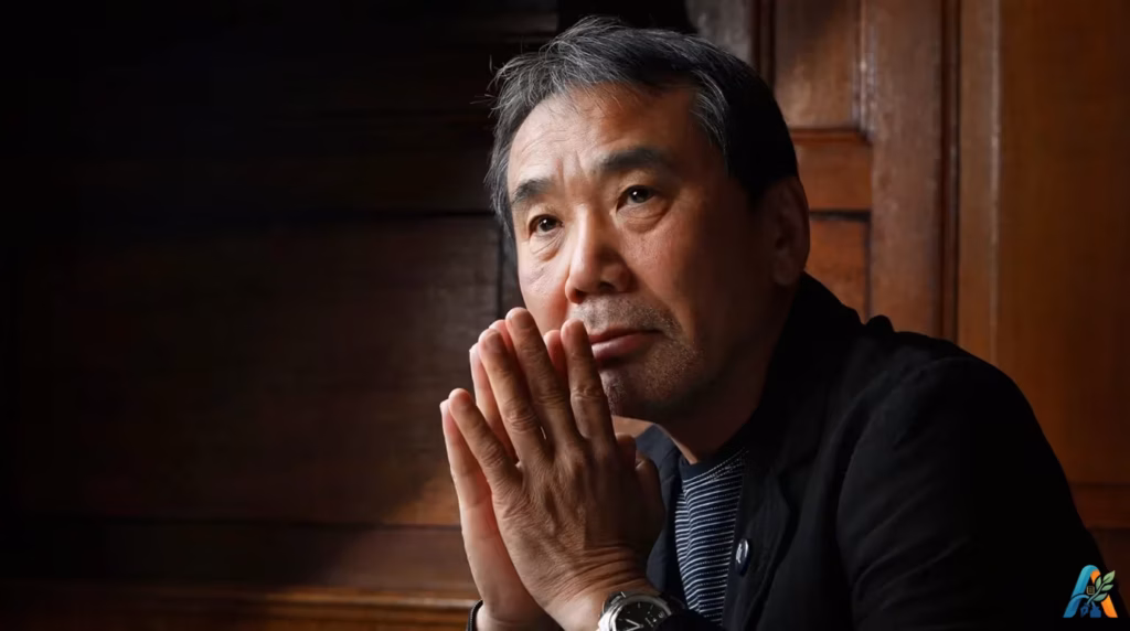 Potret dekat Haruki Murakami berpose menangkupkan kedua tangan di depan wajah