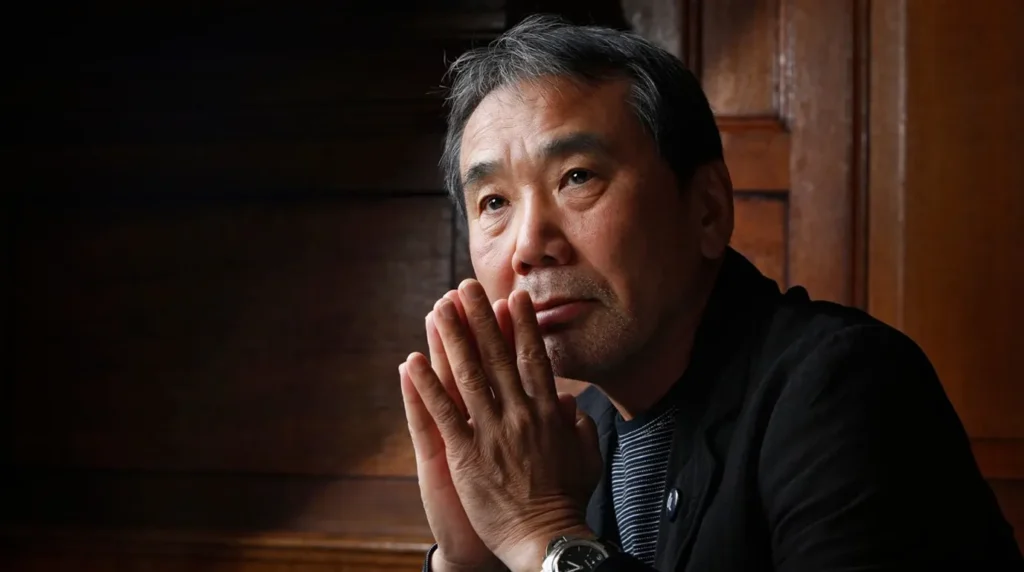 Potret dekat Haruki Murakami berpose menangkupkan kedua tangan di depan wajah