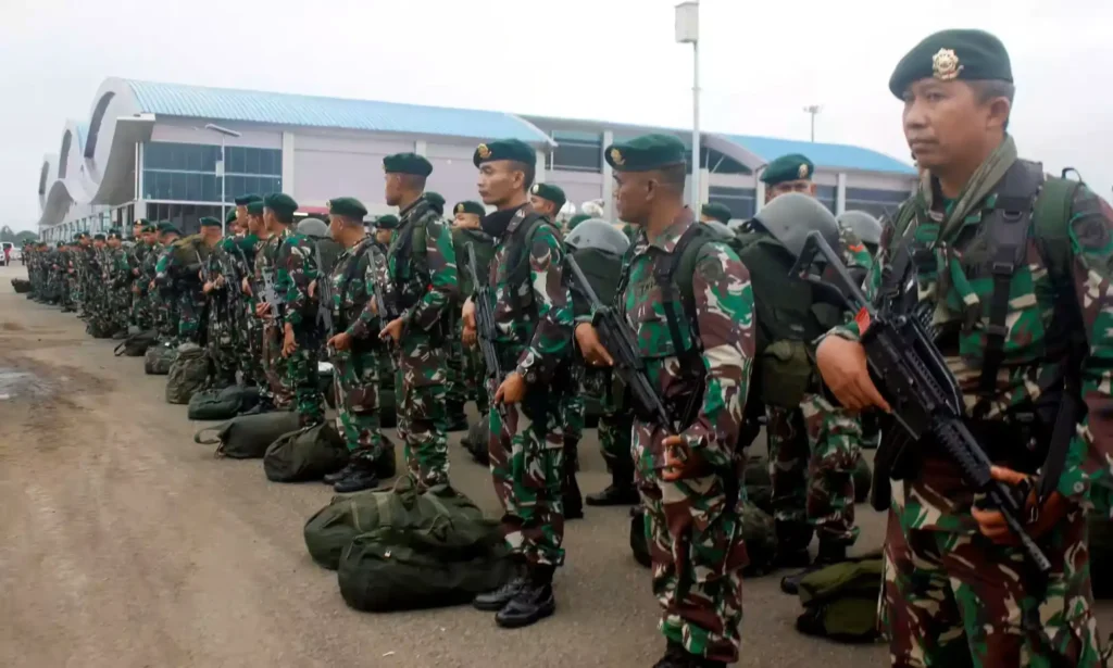 Tentara Indonesia tiba di Papua Barat menyusul protes yang dipicu oleh penangkapan mahasiswa Papua di kota Surabaya, Indonesia. Foto: Antara Foto/Reuters