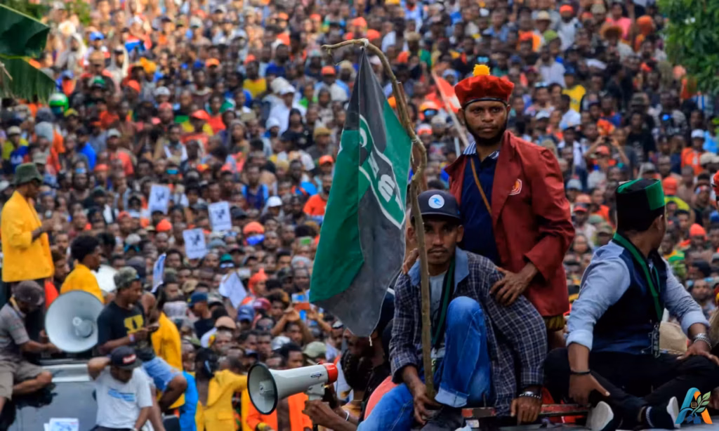 Ribuan orang berbaris di jalan selama protes di Jayapura pada 19 Agustus 2019. Foto: FRANS/EPA