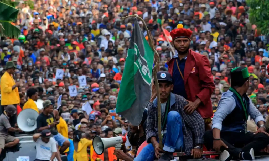 Ribuan orang berbaris di jalan selama protes di Jayapura pada 19 Agustus 2019. Foto: FRANS/EPA
