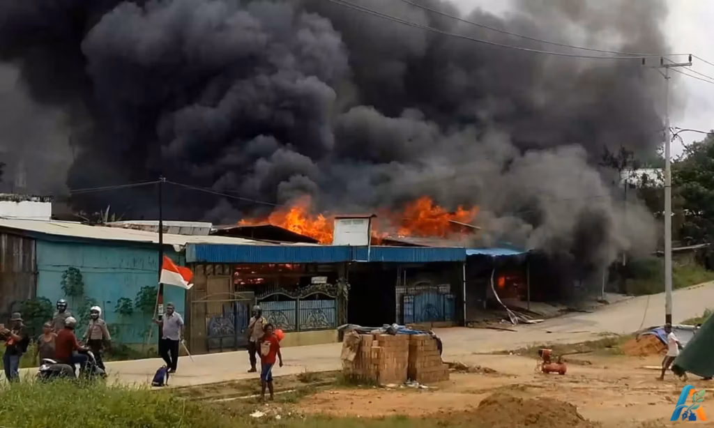 Sebuah bangunan dibakar oleh kerusuhan di Sorong. Foto: Hasyim Kelirey / AFP / Getty Images