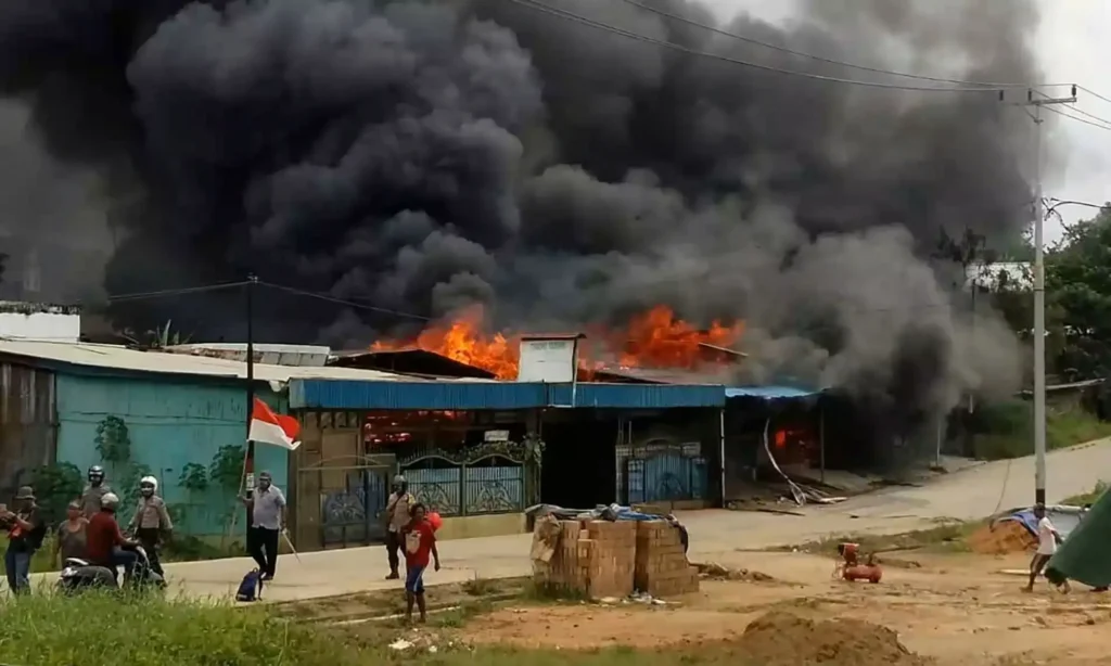 Sebuah bangunan dibakar oleh kerusuhan di Sorong. Foto: Hasyim Kelirey / AFP / Getty Images
