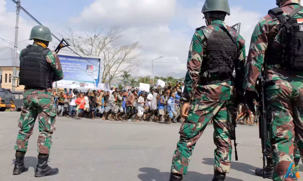 Tentara Indonesia berjaga selama protes di Timika, pada 21 Agustus 2019. Foto: Jimmy Rahadat/AP