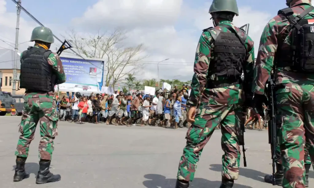 Tentara Indonesia berjaga selama protes di Timika, pada 21 Agustus 2019. Foto: Jimmy Rahadat/AP