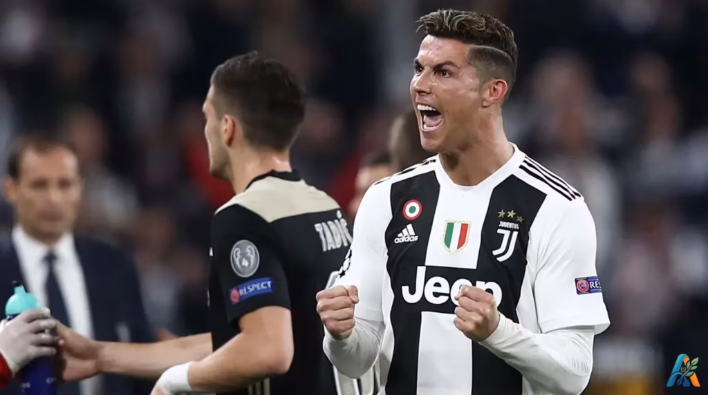 Cristiano Ronaldo merayakan gol dengan penuh semangat mengenakan seragam Juventus di lapangan pertandingan