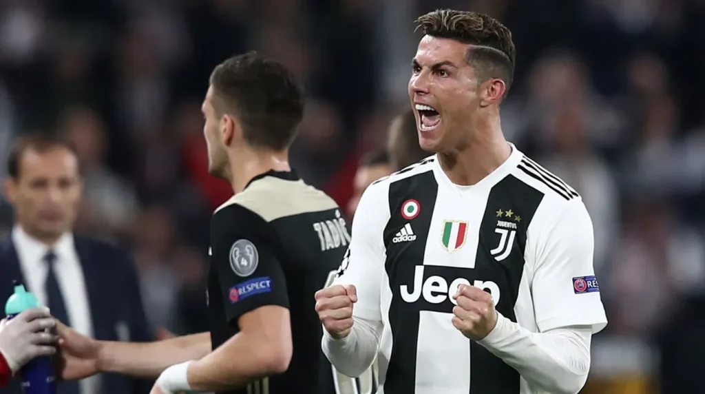 Cristiano Ronaldo merayakan gol dengan penuh semangat mengenakan seragam Juventus di lapangan pertandingan
