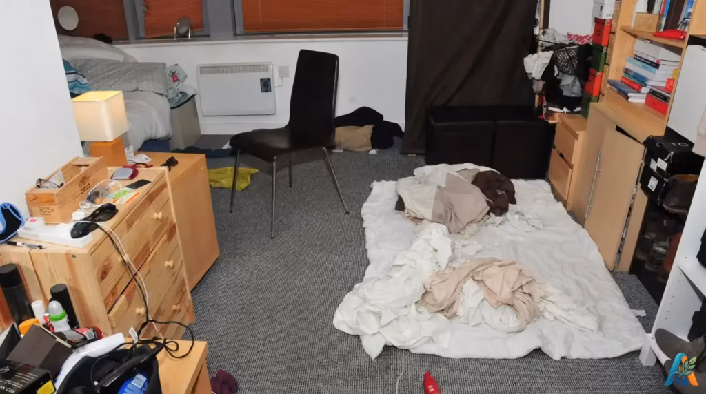 Kondisi bagian dalam apartemen Sinaga yang tampak berantakan dengan tumpukan kain di lantai, sebagaimana foto-apartemen-sinaga-tempat-dia-memperkosa-puluhan-pria