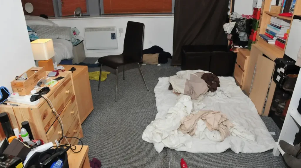 Kondisi bagian dalam apartemen Sinaga yang tampak berantakan dengan tumpukan kain di lantai, sebagaimana foto-apartemen-sinaga-tempat-dia-memperkosa-puluhan-pria