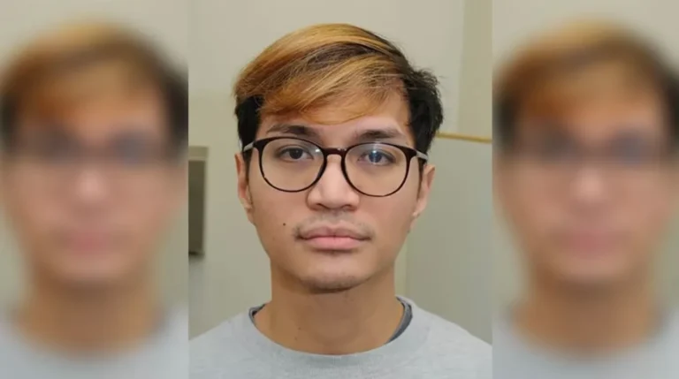 Potret wajah Reynhard Sinaga dengan rambut berpotongan pendek berwarna cokelat dan mengenakan kacamata berbingkai hitam.