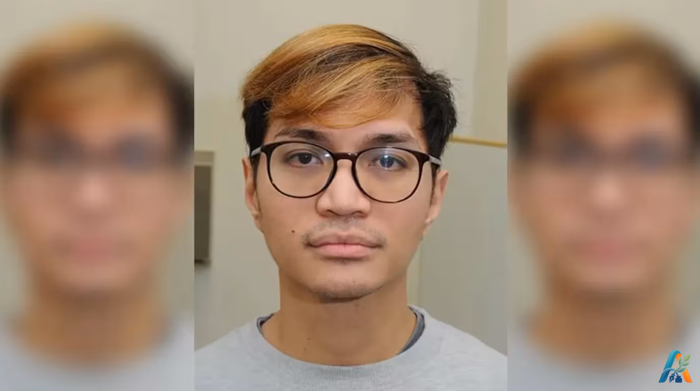 Potret wajah Reynhard Sinaga dengan rambut berpotongan pendek berwarna cokelat dan mengenakan kacamata berbingkai hitam.