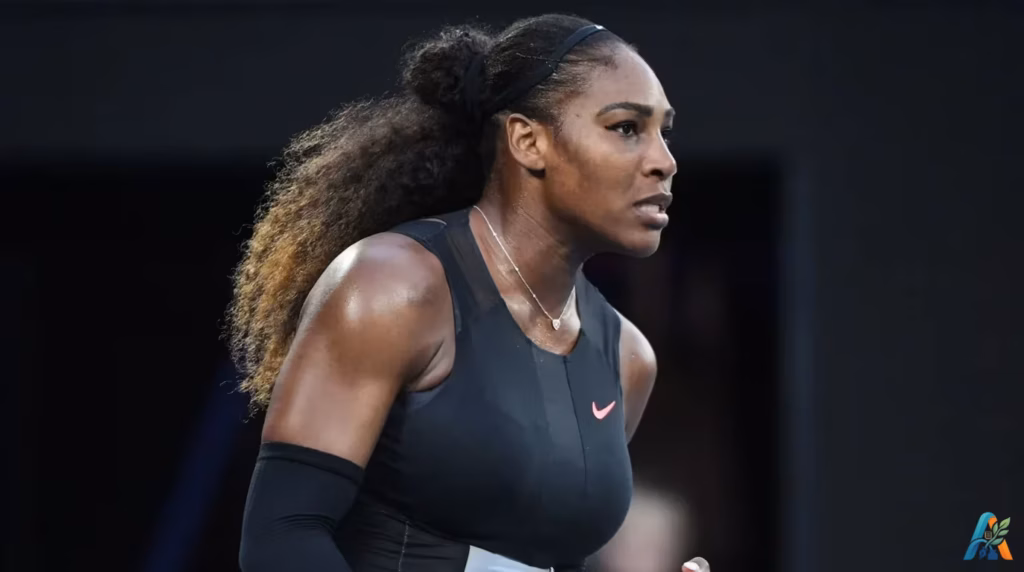 Serena Williams menunjukkan ekspresi penuh semangat dengan mengepalkan tangan saat bertanding di lapangan tenis profesional