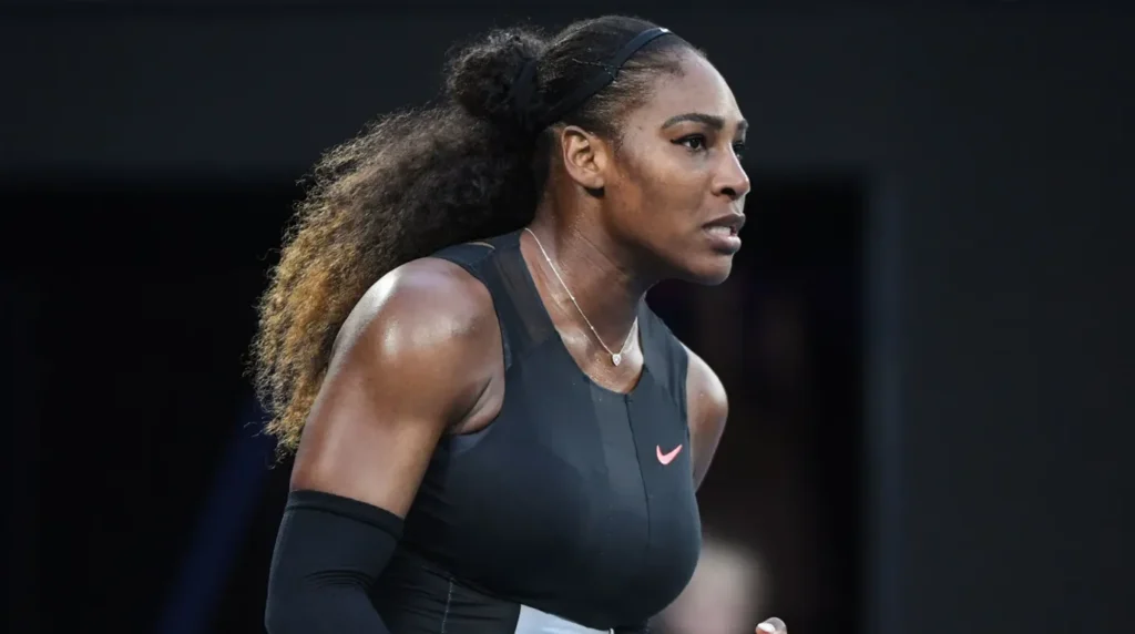 Serena Williams menunjukkan ekspresi penuh semangat dengan mengepalkan tangan saat bertanding di lapangan tenis profesional
