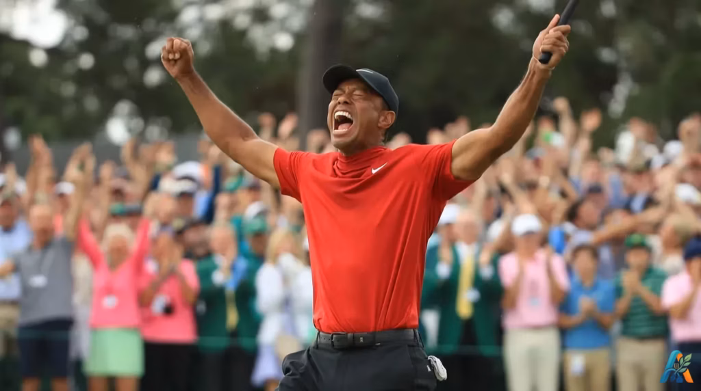 Tiger Woods merayakan kemenangan turnamen golf dengan penuh semangat sambil mengangkat tangan di hadapan penonton
