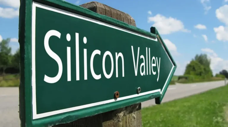 Papan penunjuk jalan berwarna hijau berbentuk panah dengan tulisan Silicon Valley di pinggir jalan